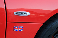 細かいところでは、ユニオンジャックのサイドマーカーバッジも「スポーツレーサー」の専用装備となる。
    