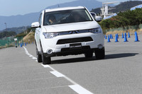 「車線逸脱警報システム（LDW）」は、高速走行時（約65km/h以上）に車線を逸脱しそうになると警報音を発する。