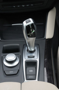 モダンデザインを謳うATレバーの手前には、パーキングブレーキボタンとそれを自動で行うオートマチックホールドボタン（AUTO H）が並ぶ。