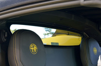 キャビン後方の様子。シートの直後にはリアウィンドウが迫っており、斜め後方の視界は、ボディーのリアセクションにより大きくさえぎられる。