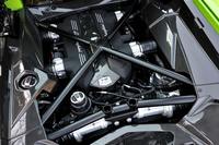 6.5リッターV12自然吸気“L539”エンジンは700psと70.4kgmを発生する。