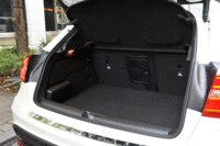 荷室の容量は421リッター。6：4分割可倒式の後席を倒すと最大で1235リッターまで拡大される。（写真をクリックすると荷室のアレンジが見られます）
    