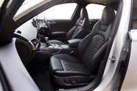 「S6」にはヘッドレスト一体型のSスポーツシートが備わる。シートカラーは写真のブラックのほかルナシルバーも用意される。