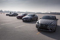 LA郊外の試乗会場には新型「IS」のプロトタイプのほか、現行「IS」も用意されていた。