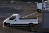 パリにおけるもうひとつの空の玄関口、オルリー空港で。「ルノー・トラフィック」をモディファイした車両。