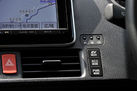 中央のエアコンルーバーの右側に走行モードスイッチ（EV／エコ／パワーの3モード切り替え）が備わる。