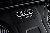 「e-tron 3.0 TDIクワトロ」のエンジンカバーに施された、アウディのエンブレムと「e-tron」のロゴ。