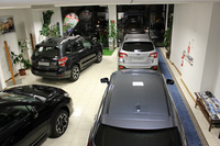 ショールームの面積は200平方メートル。新車4台が並ぶ。