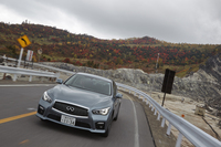 ハイブリッド車は0-100km/h加速が4.9秒（社内計測値）という動力性能を発揮する。
    