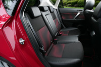 リアシートには、センターアームレストや6:4分割可倒式バックレストが備わる。