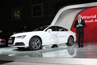 「A7 h-tron」も「ゴルフ ハイモーション」と同様にLAショー2014で発表された。車両のかたわらに立つのはアウディの技術開発担当取締役であるウルリッヒ・ハッケンベルク氏。