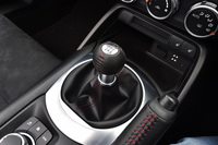 「RS」に設定されるトランスミッションは6段MTのみ。6段ATは用意されない。