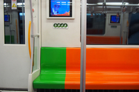 そういえば、上海地下鉄7号線もプラスチックシートだ。