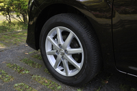 オプションの15インチアルミホイール。標準では、同サイズのスチールホイールと樹脂製のホイールカバーが備わる。