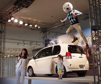 発表会の会場には、新型「ポルテ」のCMキャラクターである「Mr.ポ」（写真右上）も姿を見せた。