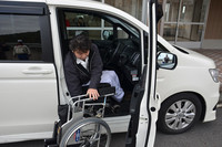 「自操安全運転プログラム」と「移送安全運転プログラム」では、安全なクルマの運転方法などを、専用の施設内で実際にクルマを走らせて学ぶことができる。