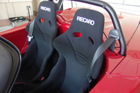 車内にはレカロ製のバケットシートが備えられていた。