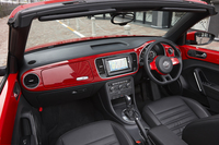 インパネはボディーカラーと同色でコーディネート。ボディーカラーがブラックの場合のみ、内装色にはベージュが組み合わされる。