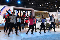 シトロエンは、2015年3月のジュネーブショーで展開したフロア上の“突然ダンス”パフォーマンスを上海でも行っていた。ただし、ジュネーブショーの時のように車両説明員ではなく、ダンサーによるものだった。