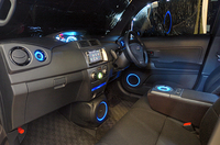 試乗した「Z“Q version”」は、“もっともｂBらしい”グレード。9つのスピーカーと11のイルミネーションが備わる。オーディオを操作するアームレスト上の円盤コントローラーは使い方にコツを要する。