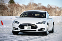 氷上試乗コースを行く「テスラ・モデルS」。