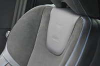 シートのバックレストにも「Polestar」ロゴが入る。