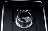 ATセレクターはジャガーと共通のダイヤル式。
    