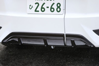 リアバンパーの下端には、ディフューザーが備わる。フロントバンパーの形状と相まって、車体下部の空気の流れを改善する。