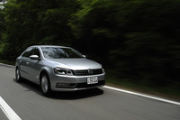 新型パサートのボディサイズ、ホイールベースは従来型と変わらない。つまり、基本骨格は従来型を踏襲している。フロントがマクファーソン・ストラット、リアがマルチリンクというサスペンション形式も従来型と同じだ。
