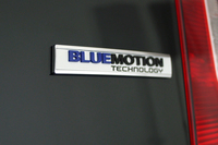 アイドリングストップ機能とブレーキエネルギー回生システムが追加された新型「up!」には、「ブルーモーションテクノロジー」のバッジが添えられる。
    