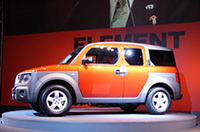 アメリカ生まれの「エレメント」。開発は北米の研究拠点であるホンダR&Dアメリカ、生産はホンダ・オブ・アメリカのオハイオ州イーストリバティ工場で行われる。名前は、英語で「世界を構成する根源要素」の意味。EARTH、ＷATER、AIR、FIREのように、このクルマが自分の生き方を大切にしたい人にとって欠かせない存在であって欲しい、という意思を込めたネーミング、という