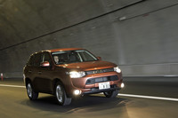 前後サスペンションの大幅な変更などで、操縦安定性と乗り心地を両立。新開発のエンジンマウントを採用するなど、パワートレインからの振動や騒音の低減を考慮している。