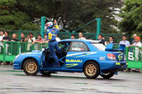 
	足ではちゃんとステアリングを操作。
	 