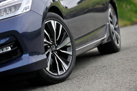 今回のマイナーチェンジで「ハイブリッドEX」のタイヤサイズは225/50R17から235/45R18に拡大されている。