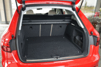 
	荷室の容量は、先代よりも15リッター多い505リッター。3分割式の後席をたたむことで、最大1510リッターにまで拡大できる。（写真をクリックすると荷室のアレンジが見られます）
	