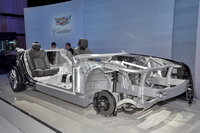 「キャデラックCT6」のスケルトンボディー。材料の6割にアルミニウムが、4割に高張力スチールが用いられている。