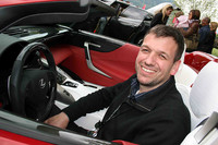 「LF-Aロードスター」を運転する、サイモン・ハンフリーズ部長。