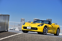 テスト車は「ベロシティ・イエロー」と呼ばれる黄色をまとう。このほかオープンの「コルベット」には、赤、白、黒のボディーカラーが用意される。