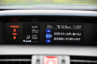 ダッシュボード上部には、カーナビ用の画面とは別に、各種の車両情報を示す4.3インチ「マルチファンクションディスプレイ」がレイアウトされる。（写真をクリックすると、画面の表示バリエーションが見られます）
    