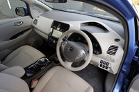 インテリアの様子。計器盤は2段式で、前述の“おむすび型”の上に、速度計やエコインジケーターを表示する細身のモニターが置かれる。