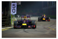 過去3回シンガポールで勝っているベッテル＆レッドブル（前）。予選で2列目を確保し、レースでは今季最高位の2位でゴールした。メルセデスとの性能差は依然として歴然としており、レース終盤は古いタイヤで苦しい戦いをしいられたが、与えられた状況で今年一番のパフォーマンスを披露できたことには違いないだろう。チームメイトのリカルド（後ろ）は、比較的近くにある母国オーストラリアから駆けつけたファンの声援に応えての3位表彰台。バッテリートラブルが2位への挑戦を阻んだ。（Photo=Red Bull Racing）