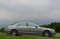 クラス最高レベルのエアロダイナミクス（Cd値＝0.24）がうたわれる、新型「Sクラス」のサイドビュー。写真は、長めのホイールベースを持つ「S550ロング」。