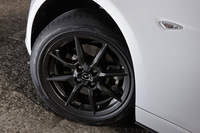 タイヤやアルミホイールについては他のグレードと同じものを採用。ブレーキには、前後ともにより大径のディスクローターを装備している。