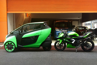 元祖ライムグリーン、カワサキの250㏄モーターサイクルとの2ショット。「i-ROAD」の全長は大型スクーターと同程度。