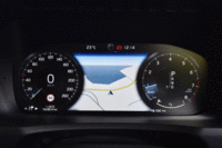 メーターのデザインは、標準的な「Glass」のほか、シンプルな「Minimalistic」、スポーティーな「Performance」、メーターリングを表示する「Chrome rings」の全4種類から選択できる。（写真をクリックすると、各デザインの表示が見られます）