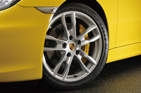 19インチの「ボクスターSホイール」は25万3000円のオプション。その奥に見える「ポルシェ・セラミック・コンポジット・ブレーキ（PCCB）」のお値段は、なんと129万2000円。