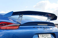 テールゲートに装備されたCFRP製の大型リアウイング。走るコースに応じて、ウイングの取り付け角度を調整できる。