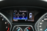 フルカラーのインフォメーションディスプレイでは、燃費や車速などの走行データなどの確認が可能。運転支援システムのON／OFFもここで操作する。