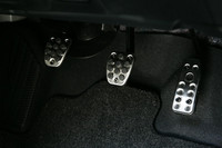 専用のメタル製プレミアムペダル。