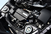 キャビン後方に搭載される、0.66リッターの直3ターボエンジン。64psと10.6kgmを発生する。CVT車の燃費（JC08モード）は、シリーズ最高となる24.2km/リッター。
    